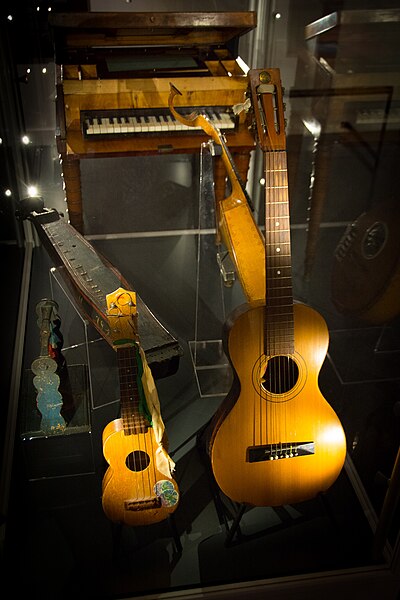 File:Ukulele, Levin Guitar (1927), Langeleik (1841), Sister (c.1790-1800), Sybord med piano (c.1830), Norsk Folkemuseum.jpg