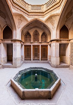 Vista de um dos seis pátios da Casa de Abassi, uma casa histórica tradicional situada em Caxã, Irã. (definição 5 772 × 8 190)