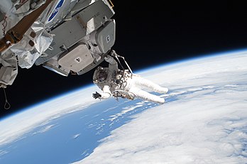 Nicholas Patrick, astronauta da NASA, participa da atividade extraveicular de construção e manutenção da Estação Espacial Internacional em 17 de fevereiro de 2010. (definição 3 072 × 2 040)