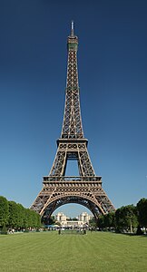 パリのエッフェル塔。シャン・ド・マルス公園から眺む。 作者：Benh LIEU SONG