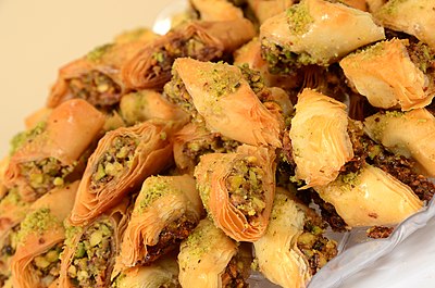 Baklava atau baqlawah, hidangan manis yang umum di berbagai negara Timur Tengah, terdiri dari kacang yang dicincang, diberi pemanis, dan dibalut lapisan-lapisan roti yang tipis