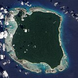 ՆԱՍԱ-ի կողմից 2009 թվականին արված արբանյակային լուսանկար; լուսանկարում տեսանելի են նաև կղզու ափամերձ կորալային խութերը