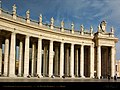 Parte del colonnato della Basilica di San Pietro in Vaticano del Bernini, dove si può notare la statua di San Vitale (secondo da destra)