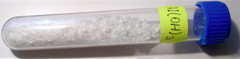Aluminiumhydroxid i en beholder