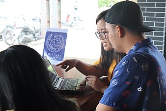 Maffeth tutors a WikiGap participant