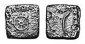 Menandrosz érméje egy nyolcküllőjű kerékkel és egy győzedelmi pálmaággal a hátsó oldalon (British Museum)