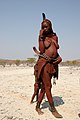 زنی از قوم هیمبا در کشور نامیبیا. در این قبیله نمایان بودن سینه‌ها امری طبیعی به‌شمار می‌رود.