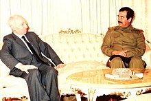 Le président irakien Saddam Hussein s'entretient avec Michel Aflaq, fondateur du parti Baas