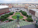 Sankt Petersburg grundas av tsar Peter I ”den store” den 27 maj 1703 som ett ”fönster mot Europa”: Utsikt från Sankt Isak-katedralen mot Sankt Isak-torget och Mariinskij-palatset.