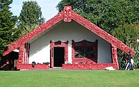 Fachada ricamente decorada de una mara’a (o casa de reuniones maorí) en Rotorúa.