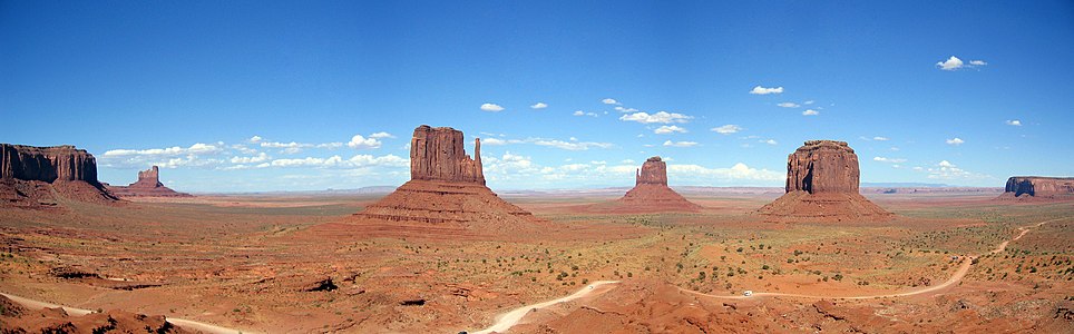 AQShning Utah va Arizona shtatlari orasida joylashgan Monument vodiysi panoramasi