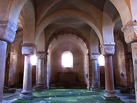 Vue intérieure de la chapelle Sainte-Catherine, chapelle inférieure du chevet (XIe).