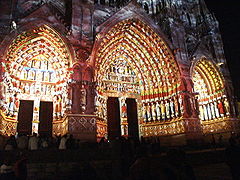 Осветените портали на Амиенската катедрала, показващи оригиналните цветове