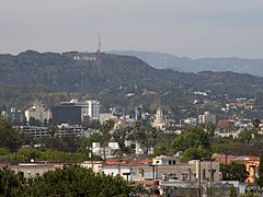 ウェスト・ハリウッドのサンタ・モニカ大通り付近、ハリウッド大通りから数ブロック南側からの眺め。かつてのハリウッド・ルーズベルト・ホテルが左側に見える。