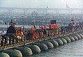 इ.स. २००१ प्रयाग कुंभमेळ्यात गंगेवरील पुलावरून जाणारी मिरवणूक