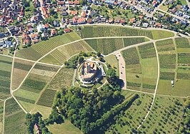 Luchtfoto Weiler en Burg Steinsberg. Het zuiden is bovenaan de foto.