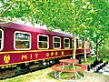 Zum Hotelzug umfunktionierter Schlafwagen bei der Erlebnisbahn Ratzeburg in Schmilau[31][32]