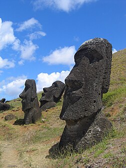 Des moaïs de la carrière Rano Raraku sur l’île de Pâques ou Rapa Nui (Chili). (définition réelle 750 × 1 000*)