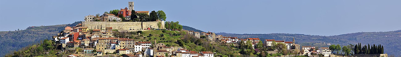 Panoramski pogled na stari dio grada Motovuna.