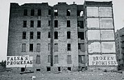 Förfallet bostadshus i södra Bronx, New York, 1980. På byggnaden står det "Brutna löften" (engelska: Broken promises)