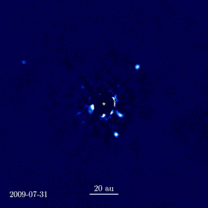 ケック天文台のケック望遠鏡が2009年から2016年にかけて赤外線波長で撮像した7つのデータを元に製作されたHR 8799星系の動画。4つの太陽系外惑星が公転している様子を確認できる。