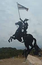 Die standbeeld van Napoleon Bonaparte met die Israeliese vlag op Tel Akko
