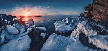 Nascer do sol sobre o mar do Japão visto do distrito Jasanski, Krai do Litoral, Rússia. As duas ilhas que aparecem ao fundo são Sibiryakov (direita) e Antipenko (esquerda) (definição 4 000 × 1 887)