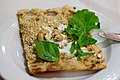 نان، پنیر، سبزی، گردو. یک صبحانه مغذی رایج ایرانی