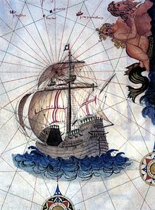 Ilustrasi dari peta lama yang menunjukkan sebuah kapal layar kayu dengan satu layar depan persegi, satu tiang utama layar persegi dengan layar atas dan utama, serta satu layar latin di buritan yang sangat tinggi