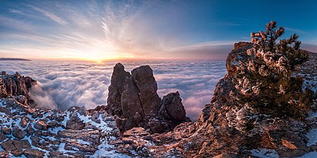 Панорама зимового світанку на Ай-Петрі з хмарами над морем. Найкраща фотографія АР Крим (Balkhovitin)