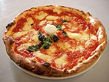 Помидор соусы, сыр һәм үләндәр менән традицион «Маргарита» пиццаһы