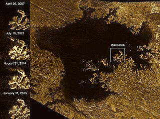 Detailní snímek jezera Ligeia Mare, na časosběrných fotografiích pořízených mezi lety 2007 až 2015 lze pozorovat změny rázu jeho pobřeží.