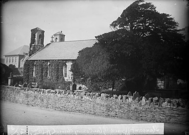 Eglwys St Ffraid o gasgliad John Thomas (LlGC) (gyda Bryn Ebeneser yn y cefndir)