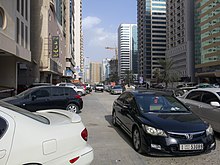 خودروهای پارک شده در حاشیه خیابان در شهر دبی