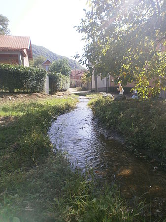 Мала река која извире на Кукавици и протиче кроз село Чукљеник