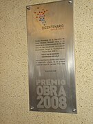 Placa conmemorativa del premio Obra 2008 al edificio de la Facultad.