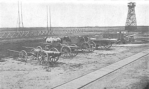 Vue général du train de voitures d'un mortier de 280 mm en position de transport.