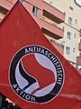 ドイツ カール・マルクス・ホーフ前のANTIFA運動の旗(2017年)