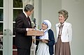 مادر ترسا در حال دریافت مدال از رونالد ریگان در ۱۹۸۵