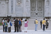 عکس از گردشگران خارجی در ورودی کاخ تاریخی دلمه باغچه در شهر استانبول - عکاس: مصطفی معراجی