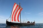 Vidfamne, en nutida tolkning av Äskekärrsskeppet. Originalet var ett vikingatida handelsfartyg, en knarr, byggt cirka år 930 och återfunnet vid Göta älv 1933.