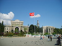 İstanbul Üniversitesi (1453) tarihsel ana kapısı