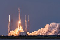 Peluncuran roket Falcon 9 oleh SpaceX di fasilitas SLC-40 milik Angkatan Antariksa Amerika Serikat.