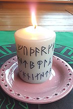 Kerze mit Runen der jüngeren Runenreihe - Aufnahme von 2017