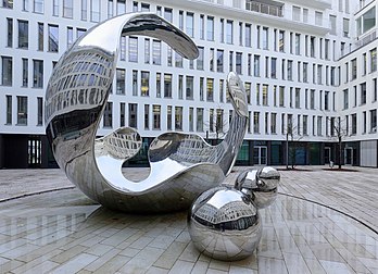 "Airborne" por Christopher Klein, uma instalação artística que representa uma molécula de gás, construída em 2008 para a sede do The Linde Group em Munique, Alemanha. (definição 4 902 × 3 546)