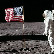 Foto recortada de Buzz Aldrin saudando a bandeira (note que os dedos da mão direita de Aldrin podem ser vistos atrás de seu capacete)