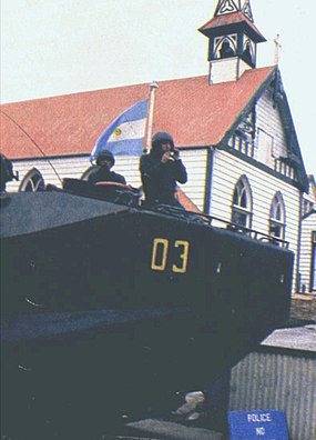 AAV argentinské námořní pěchoty v Port Stanley před St. Mary's Catholic Church