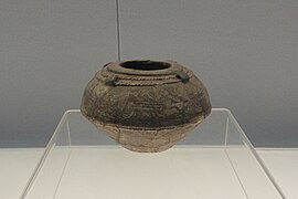 黑陶四系划花纹罐，公元前3800～前3200年