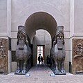 Pares de toros androcéfalos alados custodiando la puerta K del palacio.[56]​