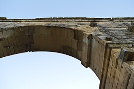 Detalle del intradós d'un arcu nel segundu nivel de la ponte.